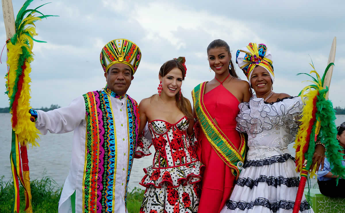 La reina del Carnaval de Barranquilla, Stephanie Mendoza, junto a los lanceros y la Reina de la Independencia 2016