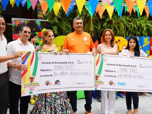 César Soto de Pintuco, Fernando Restrepo de Homecenter, la reina, Juan Ruiz ganador, Angie Choperena Triple A y Olga Martínez de Brasilia.