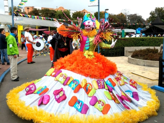 Disfraces del Carnaval también estuvieron presentes en Mundo Aventura