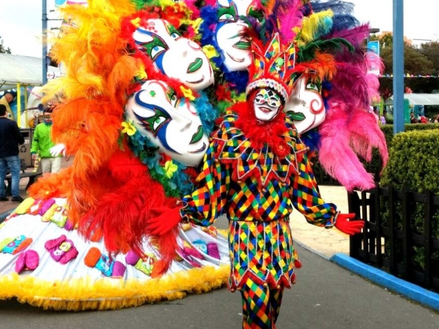 Disfraces del Carnaval también estuvieron presentes en Mundo Aventura