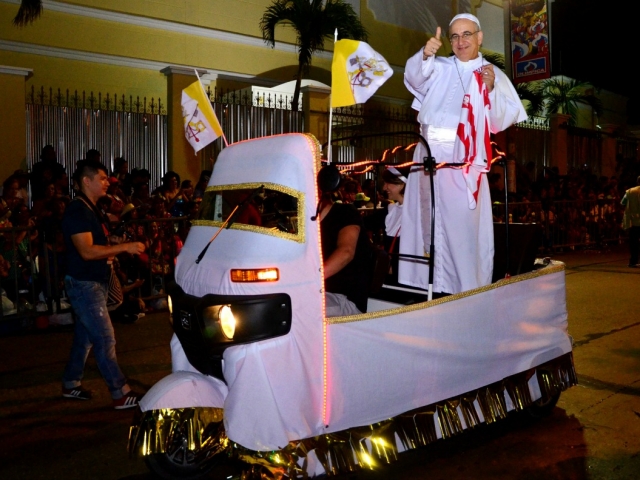 El 'Papa Quillero' a bordo del Papamóvil en la Guacherna 2017