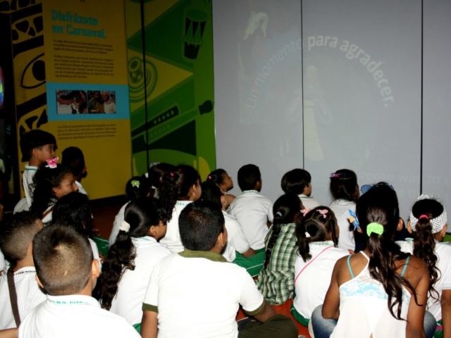 Visita de los estudiantes a la Sala Interactiva