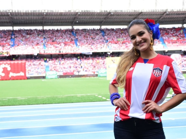 La Reina del Carnaval 2018 saludó a hinchas y jugadores previo al partido.