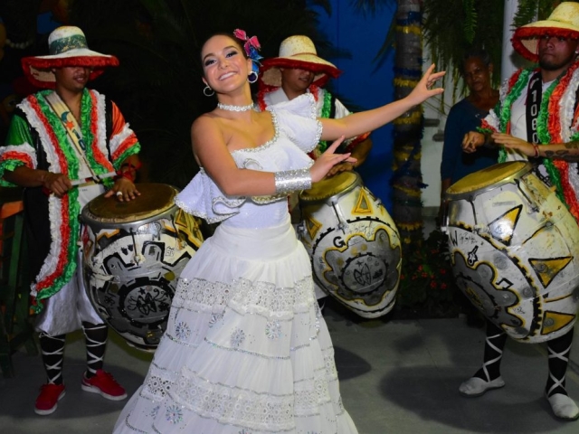 La Reina Valeria Abuchaibe danzó al son de la comparsa uruguaya