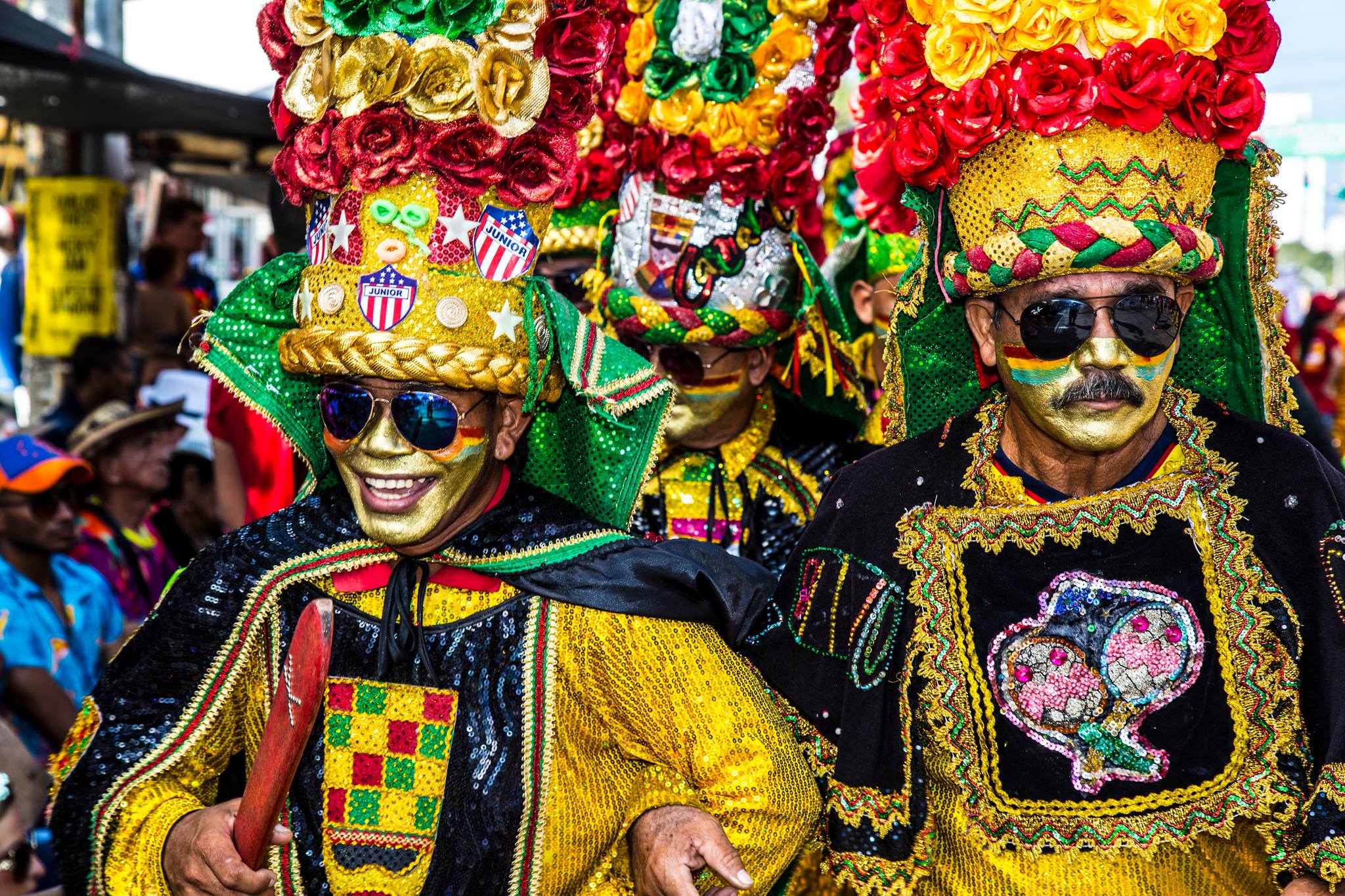 Карнавал давай. Карнавал де Барранкилья. Коста Рика карнавал. Карнавал в Барранкилье Колумбия национальные костюмы. Яркий карнавал.