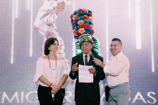 El momento más emotivo de la jornada fue el merecido homenaje a Jairo ‘el Gancho’ Buitrago, quien, en medio de la entusiasta ovación de sus colegas del periodismo gráfico, recibió el Turbante de la Tradición de manos de Carla Celia, directora de Carnaval de Barranquilla, y del Rey Momo 2018, Ricardo Sierra, por sus 50 años de cubrimiento ininterrumpido de la fiesta.