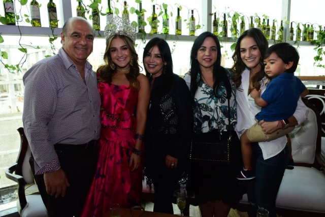 Ricardo Abuchaibe, la Reina del Carnaval Valeria Abuchaibe Rosales, Gina Rosales, Carolina Rosales, Vanessa Abuchaibe y Jacobo Torres.