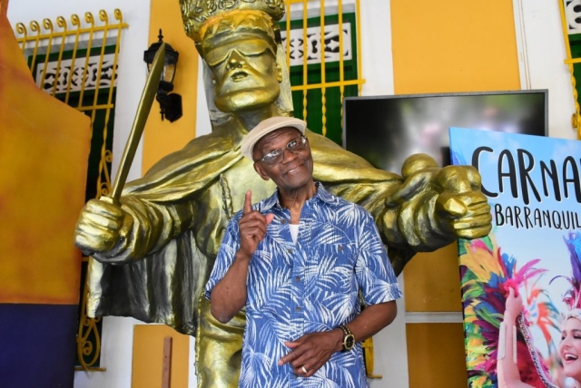 Cuco Valoy posa junto al monumento del Congo de Oro en la Casa del Carnaval.