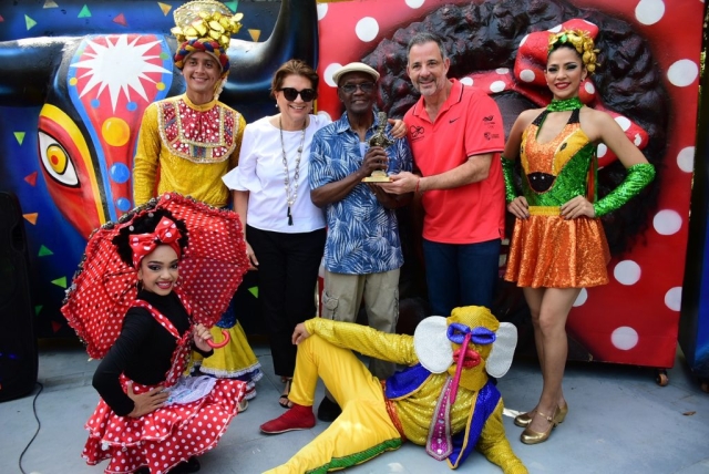 El maestro dominicano recibió el galardón de manos de nuestra directora, Carla Celia, y el Secretario Distrital de Cultura, Patrimonio y Turismo, Juan José Jaramillo.