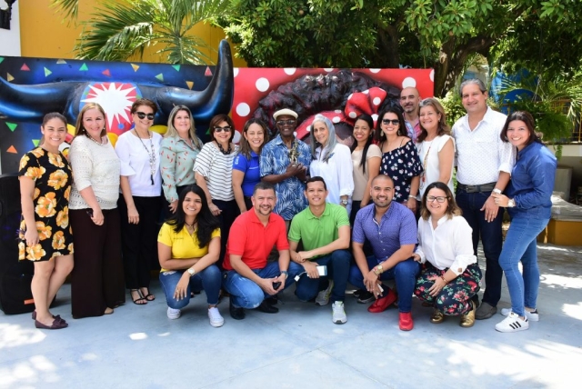 Cuco Valoy junto al equipo Carnaval de Barranquilla.