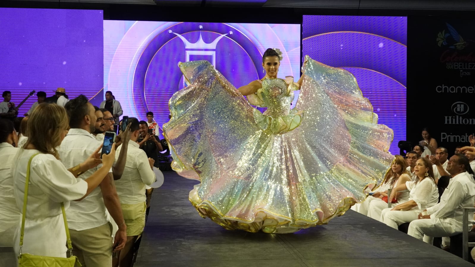 <strong>A ritmo de cumbia y puya, la Reina del Carnaval 2023 hizo presencia en el Concurso Nacional de Belleza</strong>