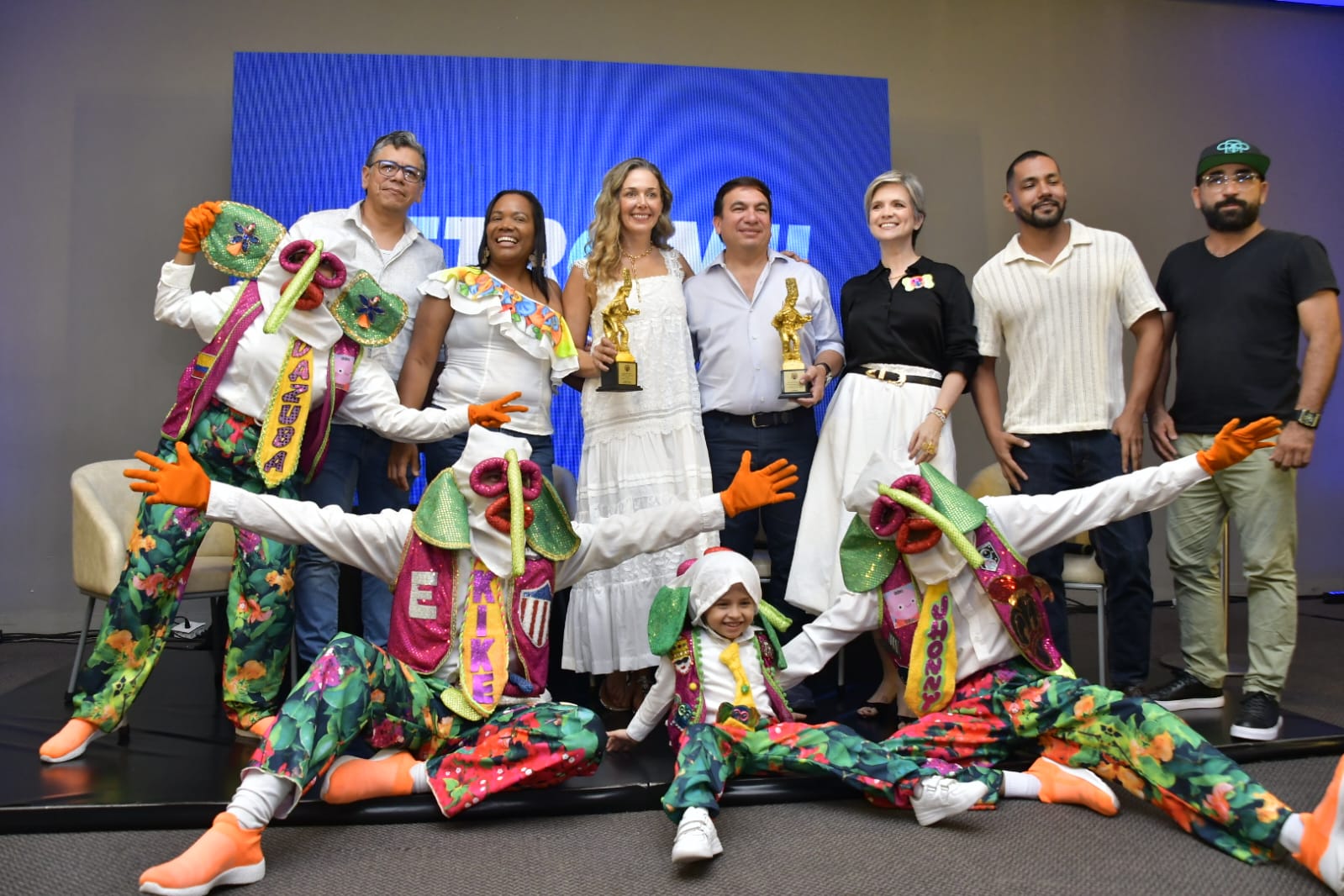 Carnaval entrega reconocimiento a Petromil Y Carlos Vives por su puesta en escena en la Batalla de Flores 2024
