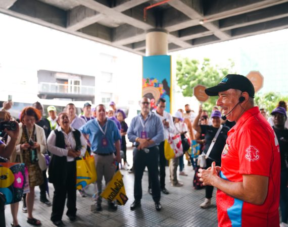 Delegados de la OCDE viven la magia del Carnaval en el corazón de Barrio Abajo