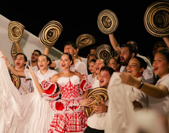 La reina del Carnaval Salwa Maloof Habib convocó multitudinaria rueda de cumbia para celebrar a los cumbiamberos