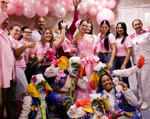 Reina del Carnaval 2027 rinde homenaje a hacedoras sobrevivientes del cáncer de mama y se toma clínicas de la ciudad