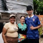 La reina del Carnaval de Barranquilla, Salwa Maloof Habib, llegó con ayudas para German, el joven hincha del Junior discriminado por usar chancletas